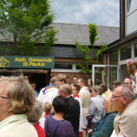 Gemeinde und Gäste vor dem Pfarrheim
