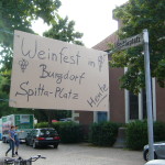 Pappschild mit Hinweis auf das Weinfest (Eingang Spittaplatz)