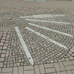 Bronzewegweiser vor dem Burgdorfer Rathaus   Foto: Paul Rohde