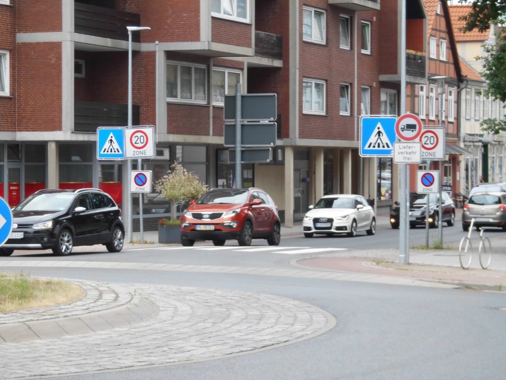 Schilder für Fußgängerüberweg