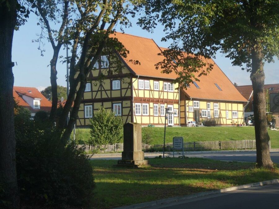 Foersterhaus und Gedenkstein