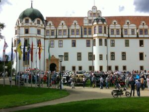Stelldichein historischer Fahrzeuge vor dem Celler Schloss