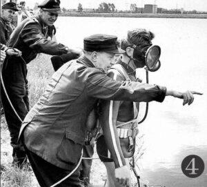 Richard Hoeper mit seiner Tauchergruppe bei einer Uebung im Juli 1966 in Lehrte