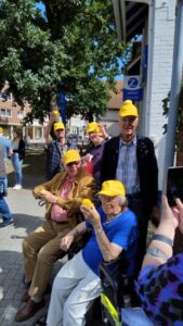 Vereinsmitglieder mit Zitronen