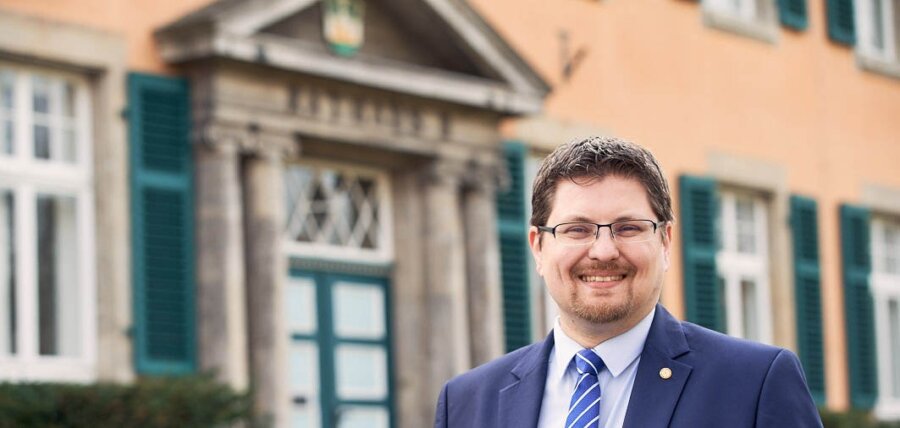 WGS-Bürgermeisterkandidat Rüdiger Nijenhof vor dem historischen Rathaus II (Landratsvilla).